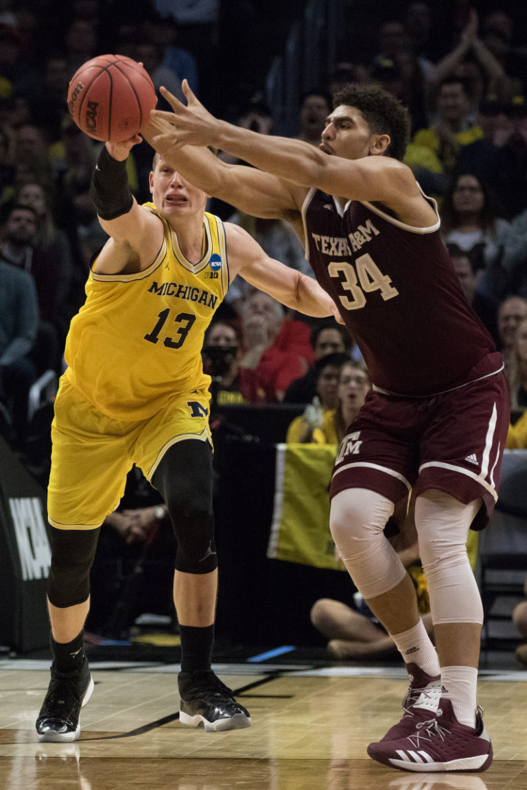 Moritz Wagner playing for Michigan, 2017-18